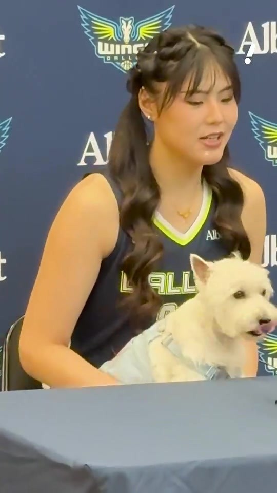 可爱啊😍李月汝此前带了只可爱小狗出席媒体日~